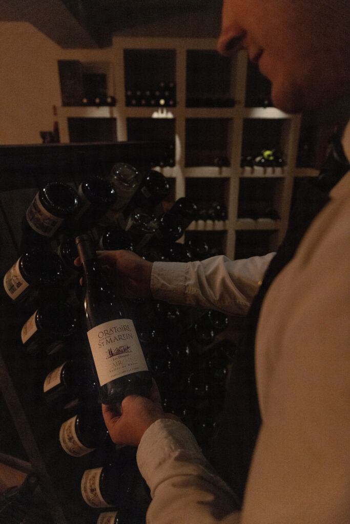 Martin viser vin fra Nymindegab kros vinkælder